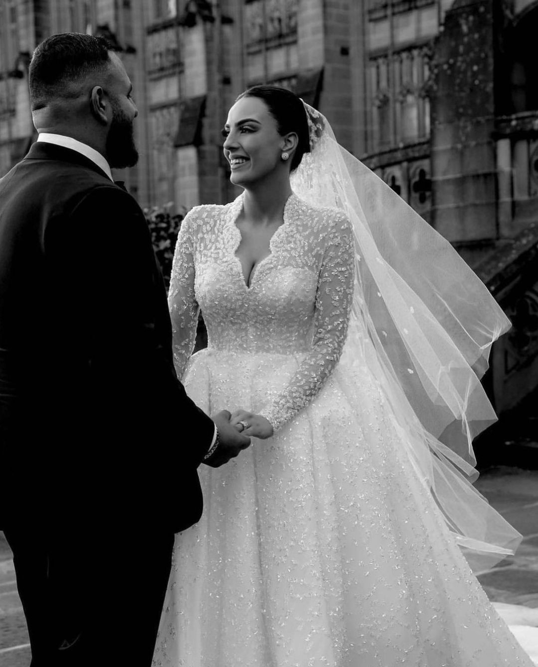 Elegant Ball Gown Wedding Dresses Long Sleeves V Neck Sequins Appliques Ruffles 3D Lace Ruffle Bridal Gowns Zipper Formal Dress Plus Size Custom Made 