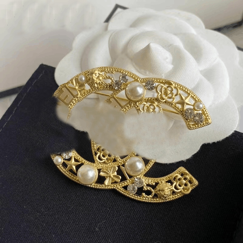 Luxury Grace Brand Letter Brooch Designer Brooches Hollow letter Pearl For Women Charm Jewelry Accessorie Wedding Gift High Quality
Luxury Grace Brand Letter Brooch Designer Brooches Hollow letter Pearl For Women Charm Jewelry Accessorie Wedding Gift High Quality