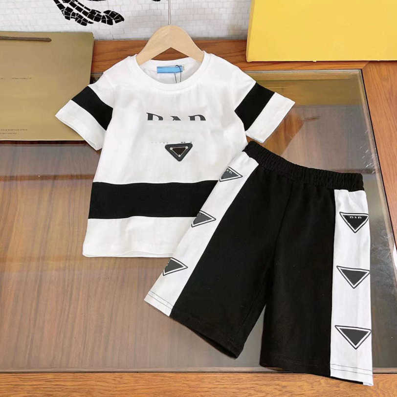 23ss boys designer brand t-shirt pants kid sets Round neck Pure cotton logo printing short-sleeved shorts two-piece High quality Kids Clothes a1, 15
23ss boys designer brand t-shirt pants kid sets Round neck Pure cotton logo printing short-sleeved shorts two-piece High quality Kids Clothes a1, 15