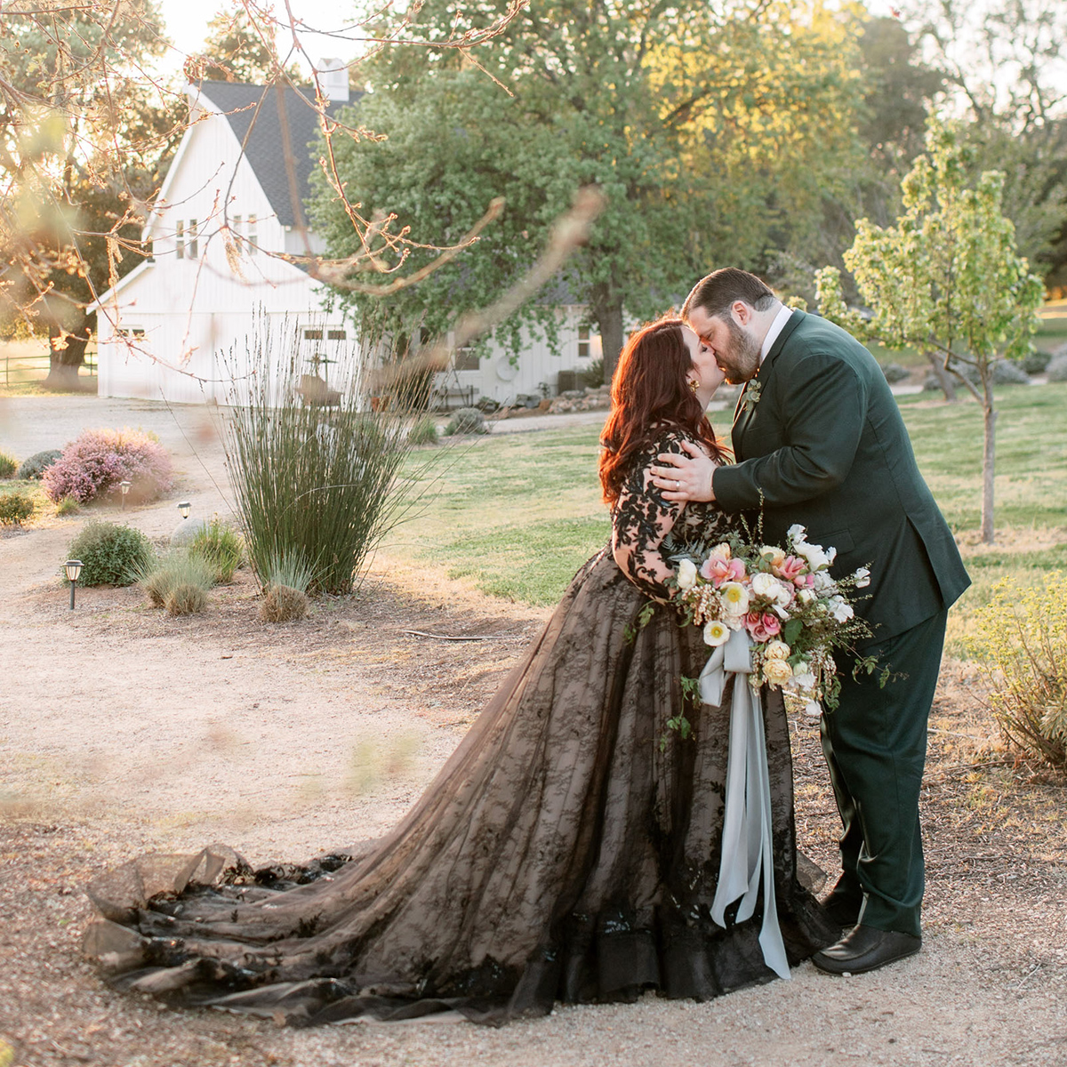 Plus Size Black Lace A-Line Wedding Dresses V-Neck Long Sleeves Gothic Bridal Gowns Court Train Country Vintage Bride Reception Wear