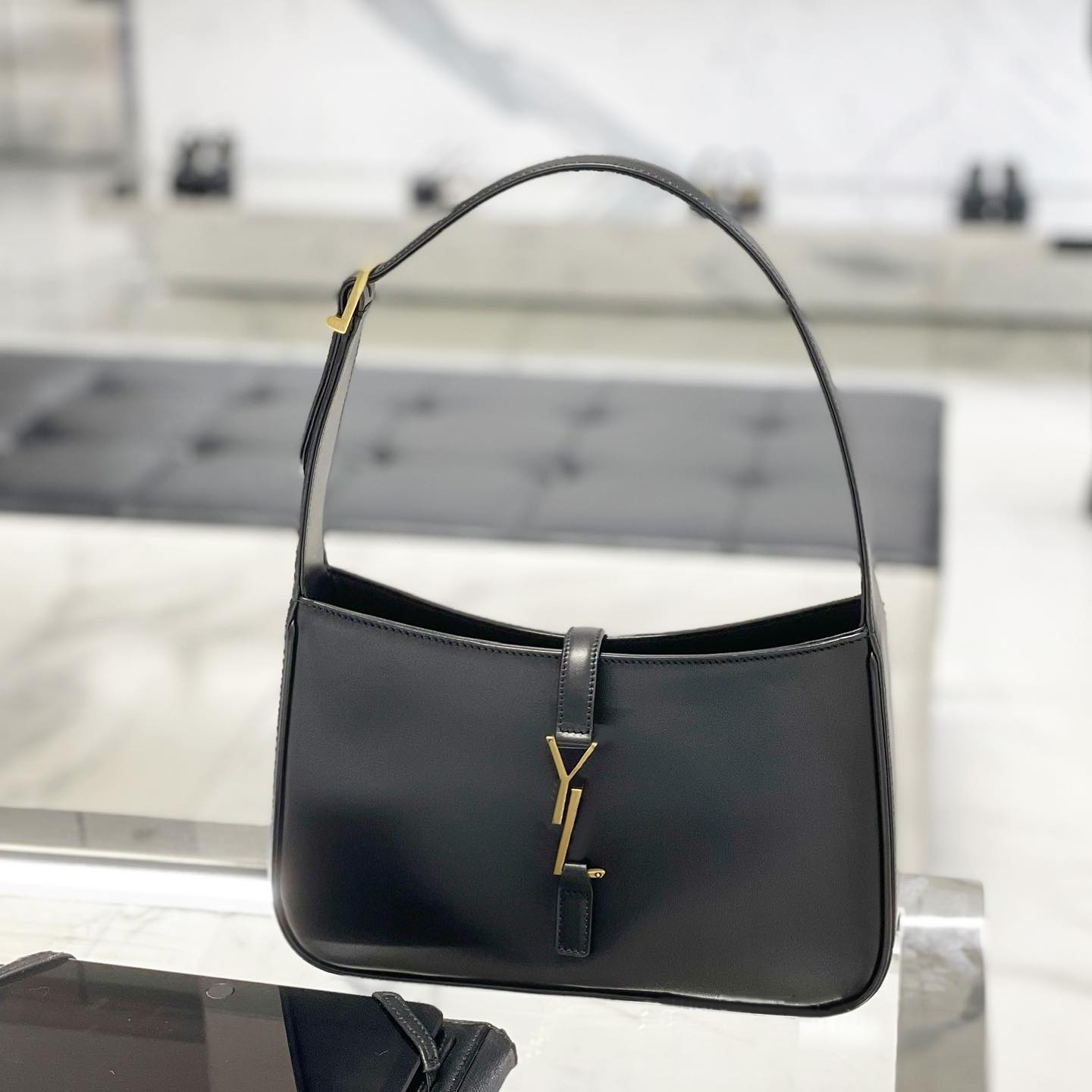 designer le 5 A7 yslity Womens Underarm luxury designer metal letter Mens Genuine leather clutch bag tote handbag pochette crossbody cosmetic travel messenger bags, White
designer le 5 A7 yslity Womens Underarm luxury designer metal letter Mens Genuine leather clutch bag tote handbag pochette crossbody cosmetic travel messenger bags, White