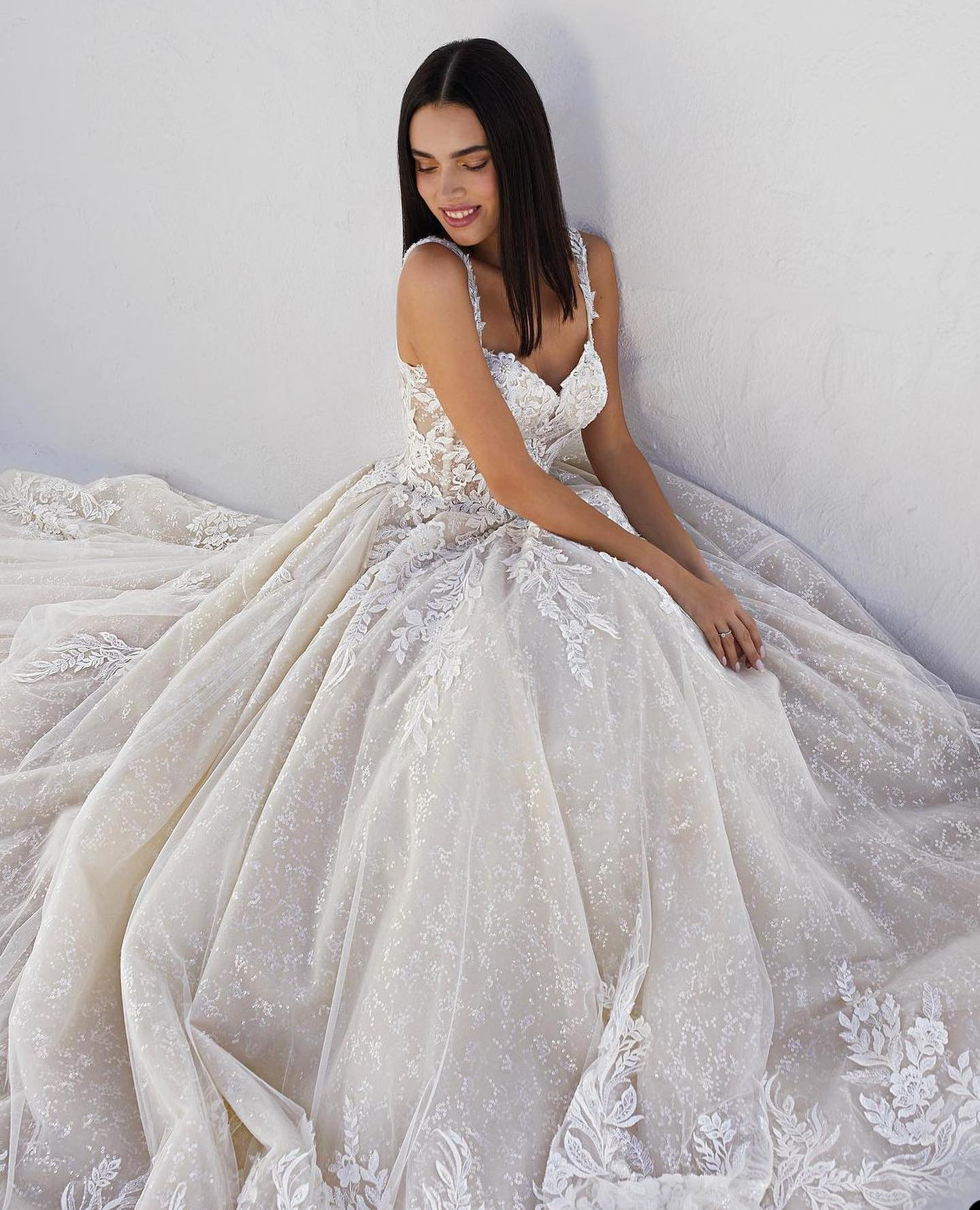 Elegant Ball Gown Wedding Dresses Spaghetti Lace Flower Applicants Pleats Backless Court Gown Pleats Custom Made Bridal Gown Plus Size Vestidos De Nov