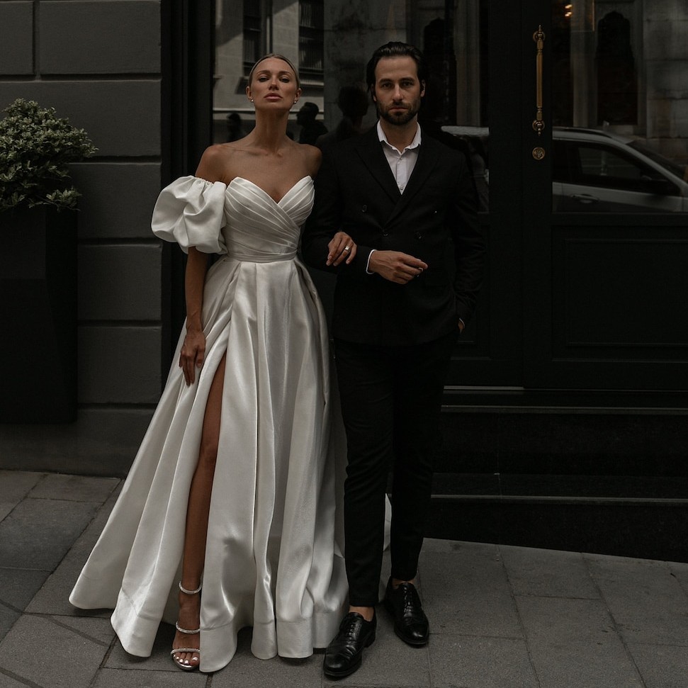 Fabulous Pleated Wedding Dresses Side Split Bridal Gowns Sweetheart Neckline With Short Sleeves A Line Sweep Train Satin Vestido De Novia