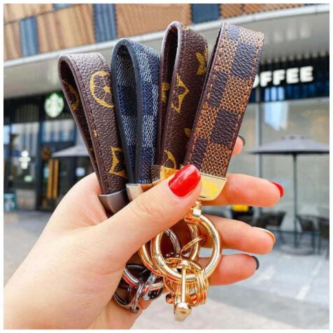 2023 Luxury Men'S Waist Buckle Leather Presbyopia Keychain Pendant Car Key Chain Ring Fashion Couple Creative Gift H1011 Lanyards
2023 Luxury Men'S Waist Buckle Leather Presbyopia Keychain Pendant Car Key Chain Ring Fashion Couple Creative Gift H1011 Lanyards