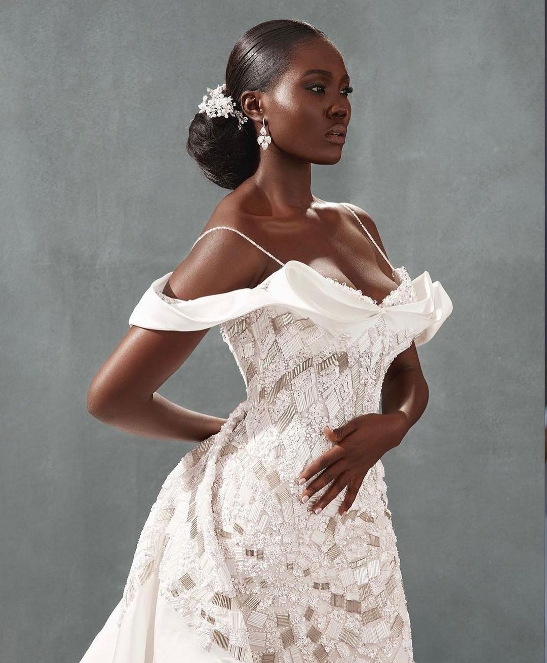 Exquisite Mermaid Wedding Dresses Sleeveless V Neck Straps Appliques Sequins Beaded Ruffles Detachable Train Floor Length Bridal Gowns Custom Made abi