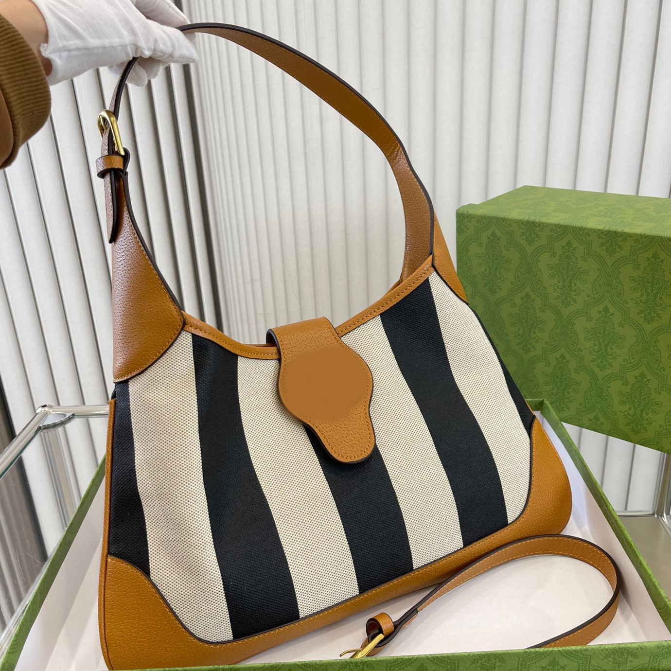 Canvas bag Axillary bags F wallet 2023 Luxurys high designers Quality Women handbag Fashion handbags mother classic Artwork clutch cossbady Medieval purse totes, Picture color with logo
Canvas bag Axillary bags F wallet 2023 Luxurys high designers Quality Women handbag Fashion handbags mother classic Artwork clutch cossbady Medieval purse totes, Picture color with logo