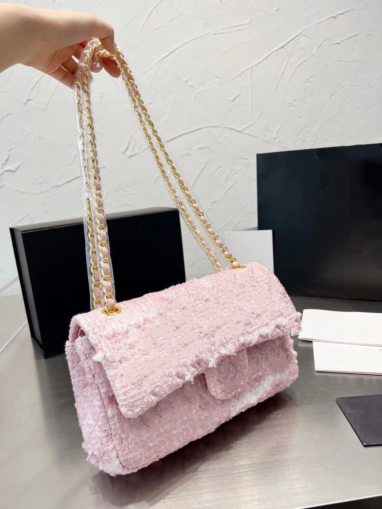 Eight colors autumn winter new style chain woolen lady elegant classic fashion trend single shoulder bag style novel letter metal buckle size 25cm
Eight colors autumn winter new style chain woolen lady elegant classic fashion trend single shoulder bag style novel letter metal buckle size 25cm