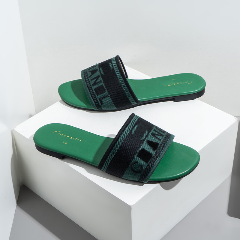 Embroidered Fabric Slide Slippers Designer Slides For Women Summer Beach Walk Sandals Fashion Low heel Flat slipper Shoes Size 35-42, Black
Embroidered Fabric Slide Slippers Designer Slides For Women Summer Beach Walk Sandals Fashion Low heel Flat slipper Shoes Size 35-42, Black
