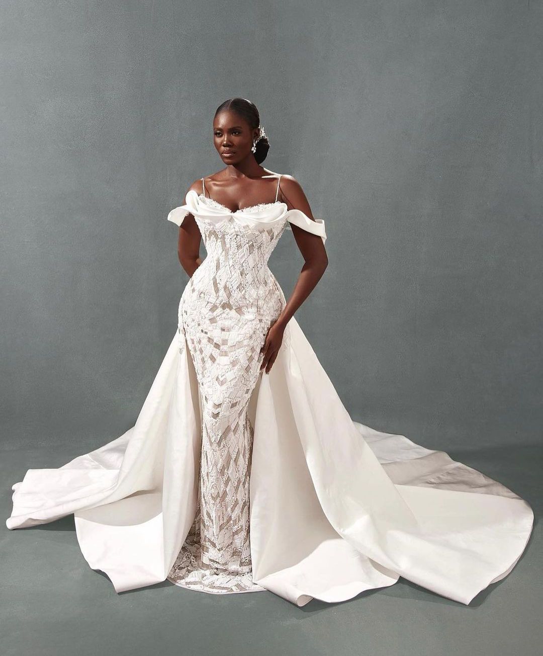 Exquisite Mermaid Wedding Dresses Sleeveless V Neck Straps Appliques Sequins Beaded Ruffles Detachable Train Floor Length Bridal Gowns Custom Made abi