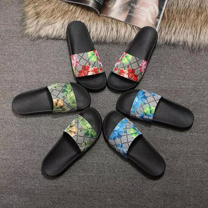 Mens Womens Designer Slippers Rubber Slides Sandal Blooms Red White Green Web Fashion luxurys Shoes Beach Flip Flops with Box Topsportmarket High Quality Shoes
Mens Womens Designer Slippers Rubber Slides Sandal Blooms Red White Green Web Fashion luxurys Shoes Beach Flip Flops with Box Topsportmarket High Quality Shoes