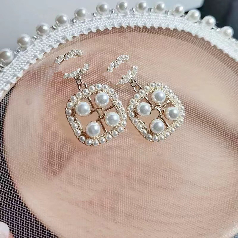 Luxury Fashion Stud Earrings Designer Letter Studded With Pearls Pendant Earring For Women High Quality Jewelry Accessory Gifts
Luxury Fashion Stud Earrings Designer Letter Studded With Pearls Pendant Earring For Women High Quality Jewelry Accessory Gifts