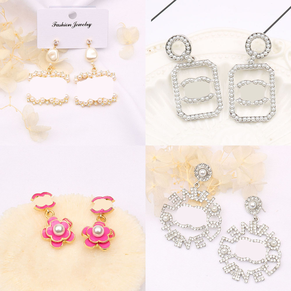 23ss 20style Luxury Designer Dangle Chandelier Letter Stud 18K Gold Plated 925 Silver Fashion Women Crystal Rhinestone Earring Wedding Party Jewerlry
23ss 20style Luxury Designer Dangle Chandelier Letter Stud 18K Gold Plated 925 Silver Fashion Women Crystal Rhinestone Earring Wedding Party Jewerlry