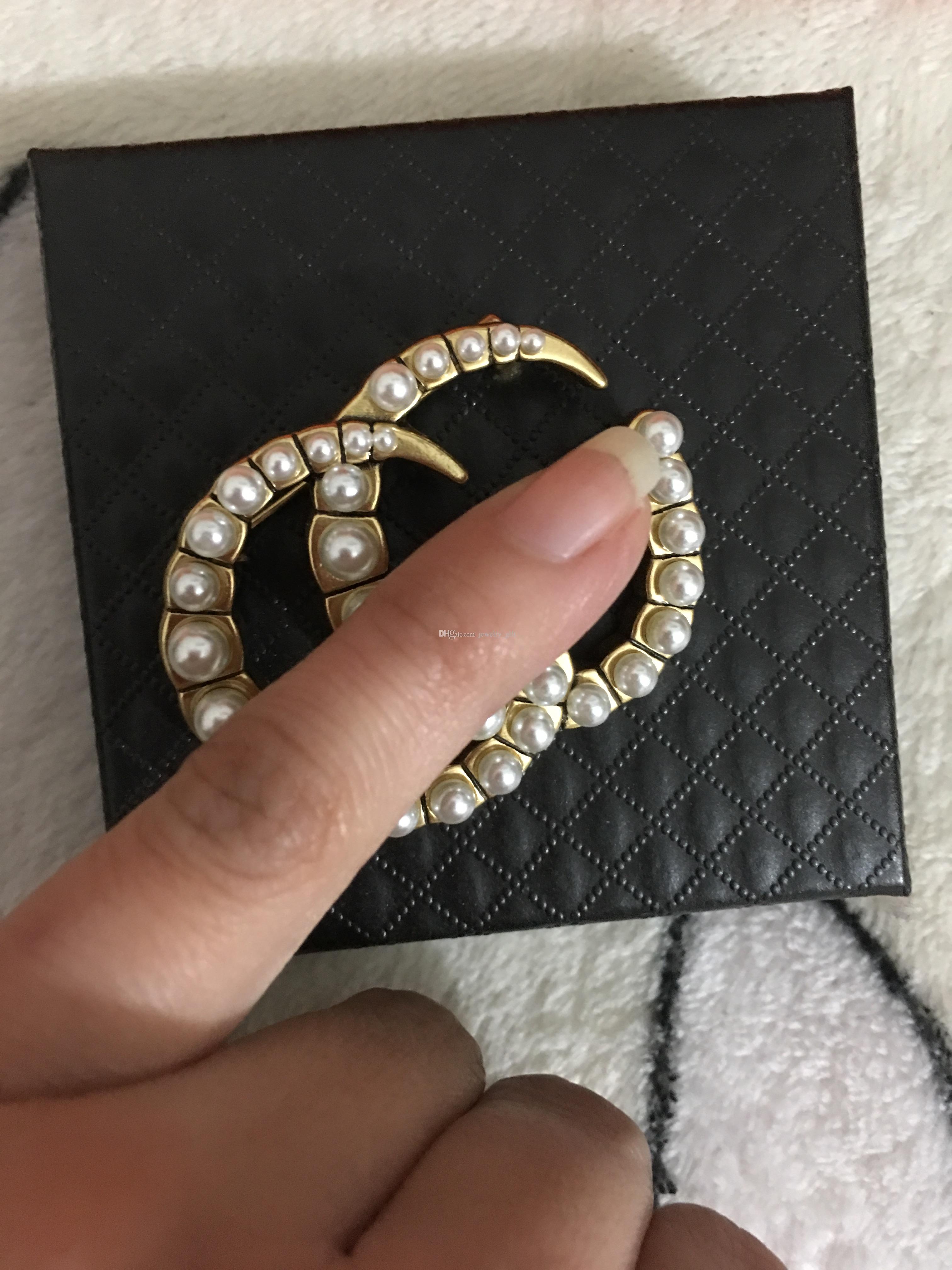 designers European and American letter brooch rhinestone pearl super flash temperament coat cardigan accessories female high quality
designers European and American letter brooch rhinestone pearl super flash temperament coat cardigan accessories female high quality