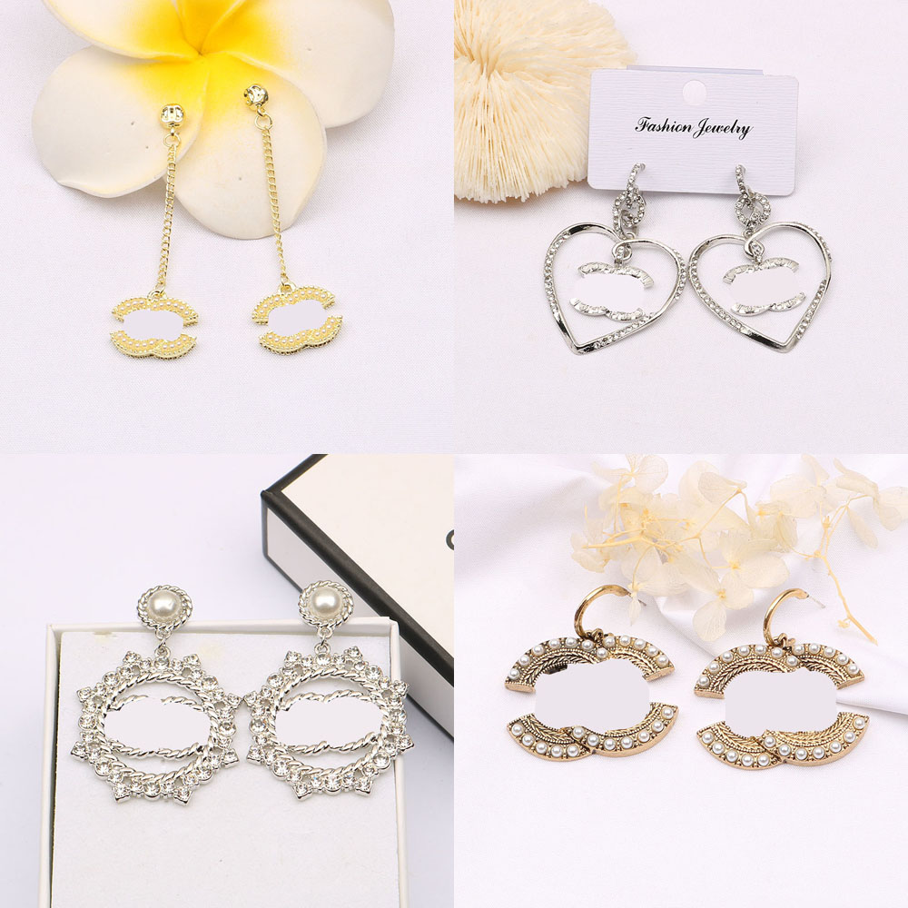 23ss 20style Luxury Designer Dangle Long Letter Stud 18K Gold Plated 925 Silver Fashion Women Crystal Rhinestone Pearl Earring Wedding Party Jewerlry
23ss 20style Luxury Designer Dangle Long Letter Stud 18K Gold Plated 925 Silver Fashion Women Crystal Rhinestone Pearl Earring Wedding Party Jewerlry