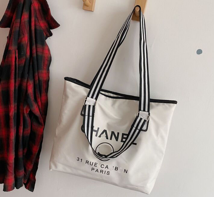 2023 Classics Designer Shopping bags New Large capacity Nylon women's spring and summer beach vacation Shoulder Fashion commuter Tote Bag, Customize
2023 Classics Designer Shopping bags New Large capacity Nylon women's spring and summer beach vacation Shoulder Fashion commuter Tote Bag, Customize