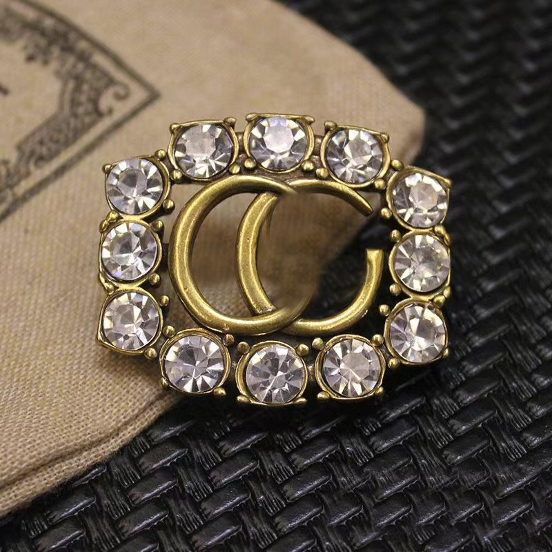 Luxury Classic Brand Letter Brooch Designer Brooches Pearl or Diamond For Women Charm Wedding Gift High Quality Jewelry Accessorie
Luxury Classic Brand Letter Brooch Designer Brooches Pearl or Diamond For Women Charm Wedding Gift High Quality Jewelry Accessorie