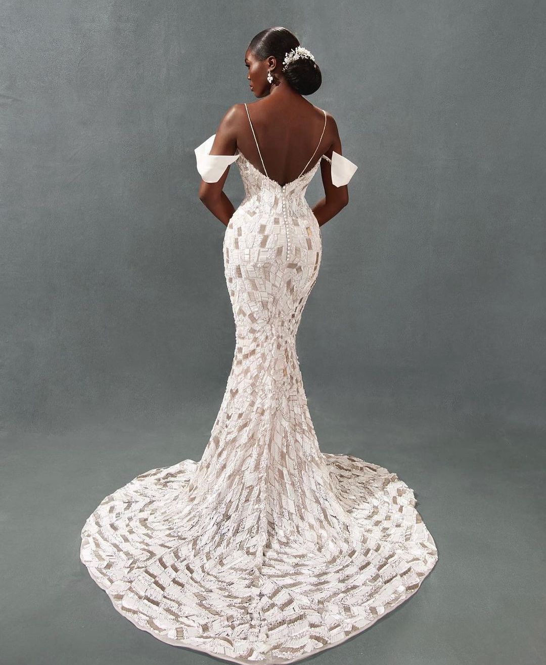 Exquisite Mermaid Wedding Dresses Sleeveless V Neck Straps Appliques Sequins Beaded Ruffles Detachable Train Floor Length Bridal Gowns Custom Made abi