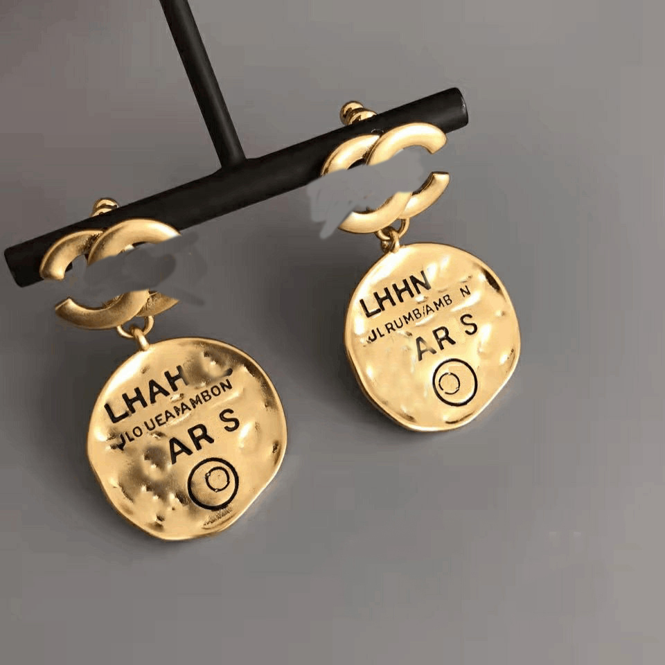 Luxury Classic Fashion Stud Earrings Designer Letter Pendant Earring For Women High Quality Jewelry Accessory Gifts
Luxury Classic Fashion Stud Earrings Designer Letter Pendant Earring For Women High Quality Jewelry Accessory Gifts