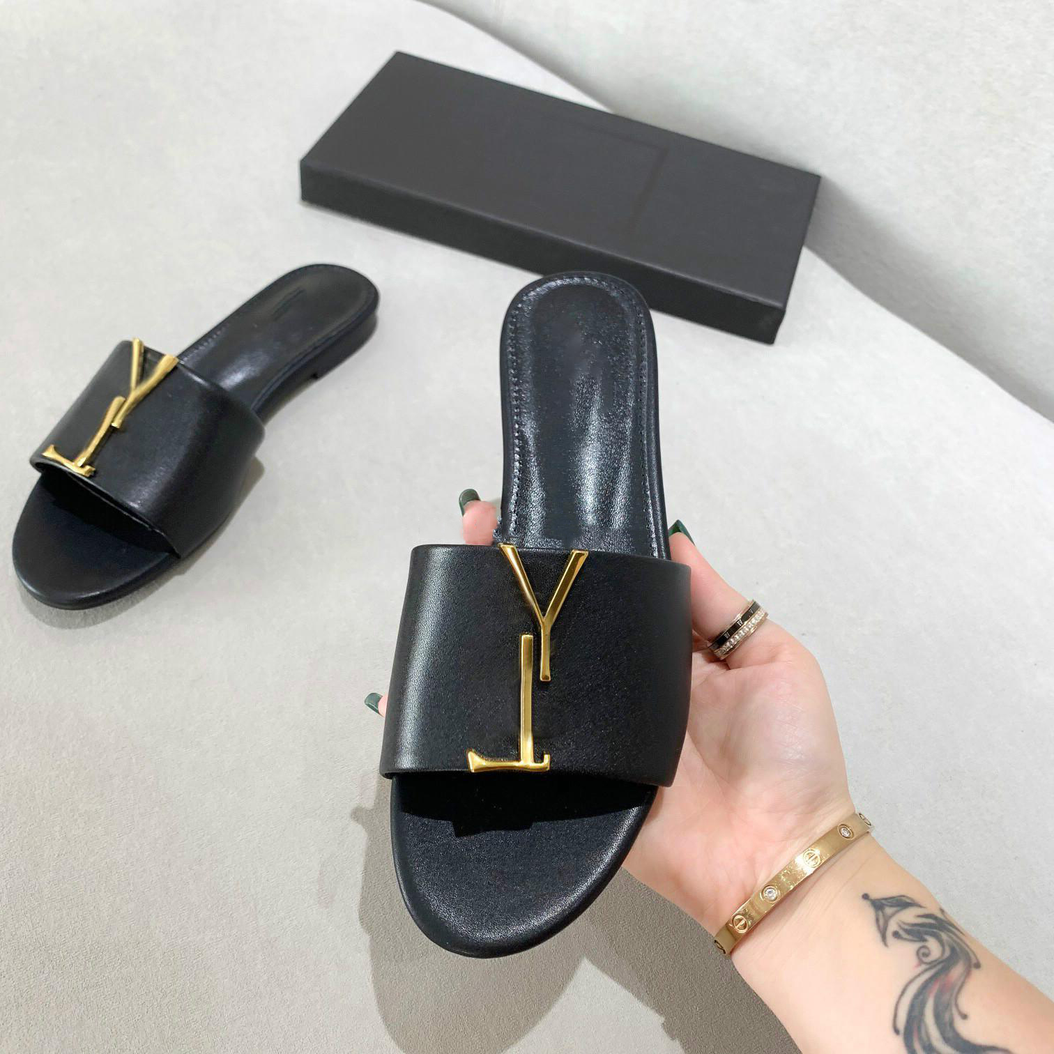2023 luxury brand designer Men Women Slippers Sandals Slide Summer Fashion Black Red White Wide Flat Flip Flops Casual luxurys Designers Top Quality Shoes Size 35-42, With box
2023 luxury brand designer Men Women Slippers Sandals Slide Summer Fashion Black Red White Wide Flat Flip Flops Casual luxurys Designers Top Quality Shoes Size 35-42, With box