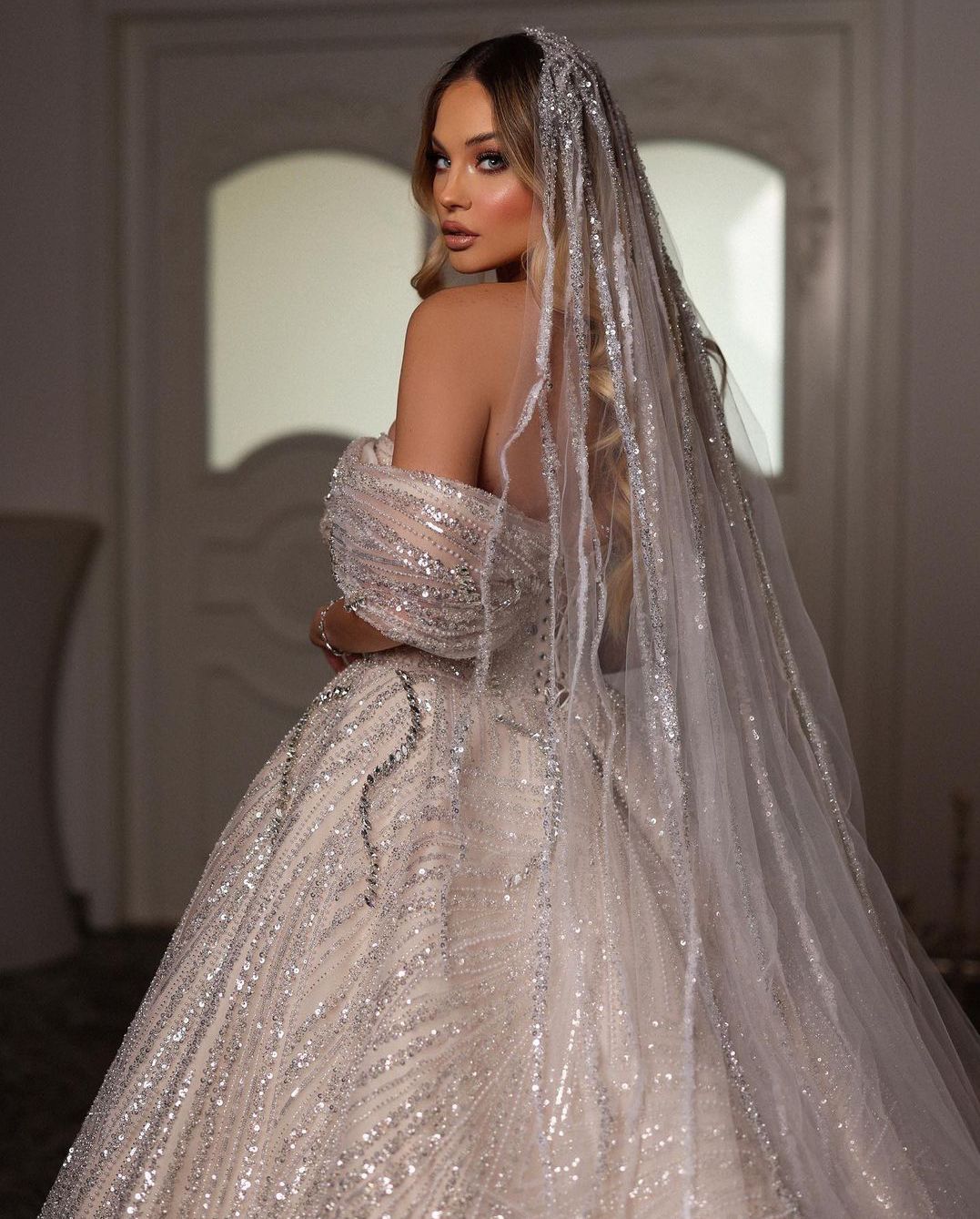 Sparkly Ball Gown Wedding Dresses Sleeveless V Neck Sequins Appliques Ruffles Off Shoulder Bridal Gowns Zipper Formal Dress Plus Size Custom Made Vest