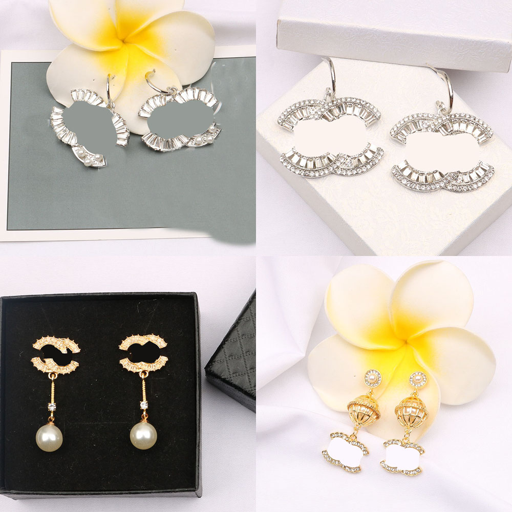 23ss 20style 18K Gold Plated Designers Dangle Earrings C-Letter Ear Stud Women Crystal Pearl Geometric Earring for Wedding Party Jewerlry Accessories
23ss 20style 18K Gold Plated Designers Dangle Earrings C-Letter Ear Stud Women Crystal Pearl Geometric Earring for Wedding Party Jewerlry Accessories
