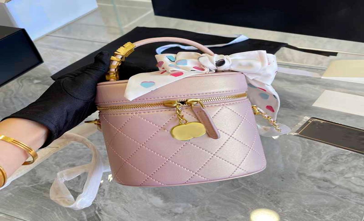22Ss Round Bucket Cosmetic Bags Cases Women Rhinestone Tote Bag Designer Handbag Gold Hardware Metal Interlaced With Leather Chain2440619, Dark grey
22Ss Round Bucket Cosmetic Bags Cases Women Rhinestone Tote Bag Designer Handbag Gold Hardware Metal Interlaced With Leather Chain2440619, Dark grey