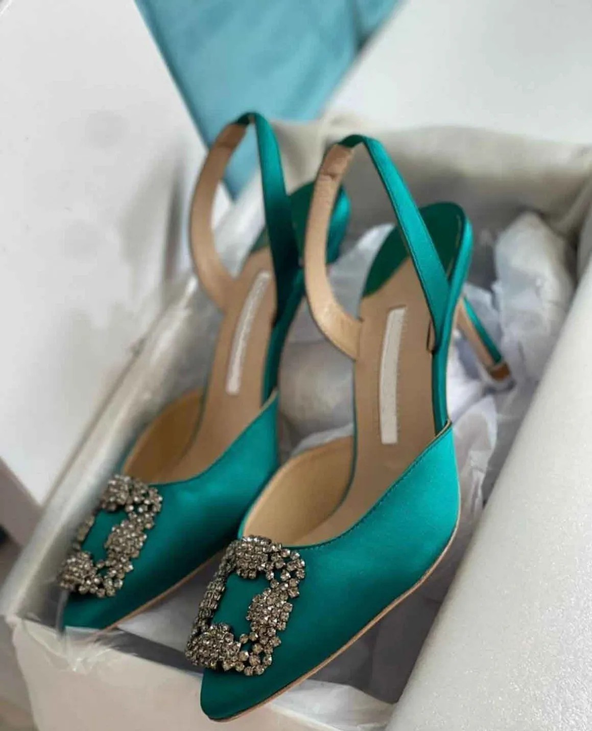 Newst Wedding Dress Shoes Hangisli Pumps Women Sandals Slingbacks Shiny Satin Crystal Jewels Buckle High Stiletto Heels Luxury Lady Walking EU35-43
Newst Wedding Dress Shoes Hangisli Pumps Women Sandals Slingbacks Shiny Satin Crystal Jewels Buckle High Stiletto Heels Luxury Lady Walking EU35-43