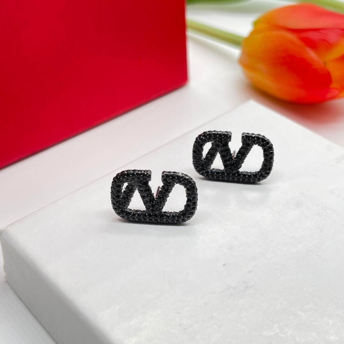 Letter V Earring Logo Stud Earing Women Fashion Hoop Designer Jewelry Metal Valentinoity Earring Luxury Woman VLogo asdzcx2284022
Letter V Earring Logo Stud Earing Women Fashion Hoop Designer Jewelry Metal Valentinoity Earring Luxury Woman VLogo asdzcx2284022