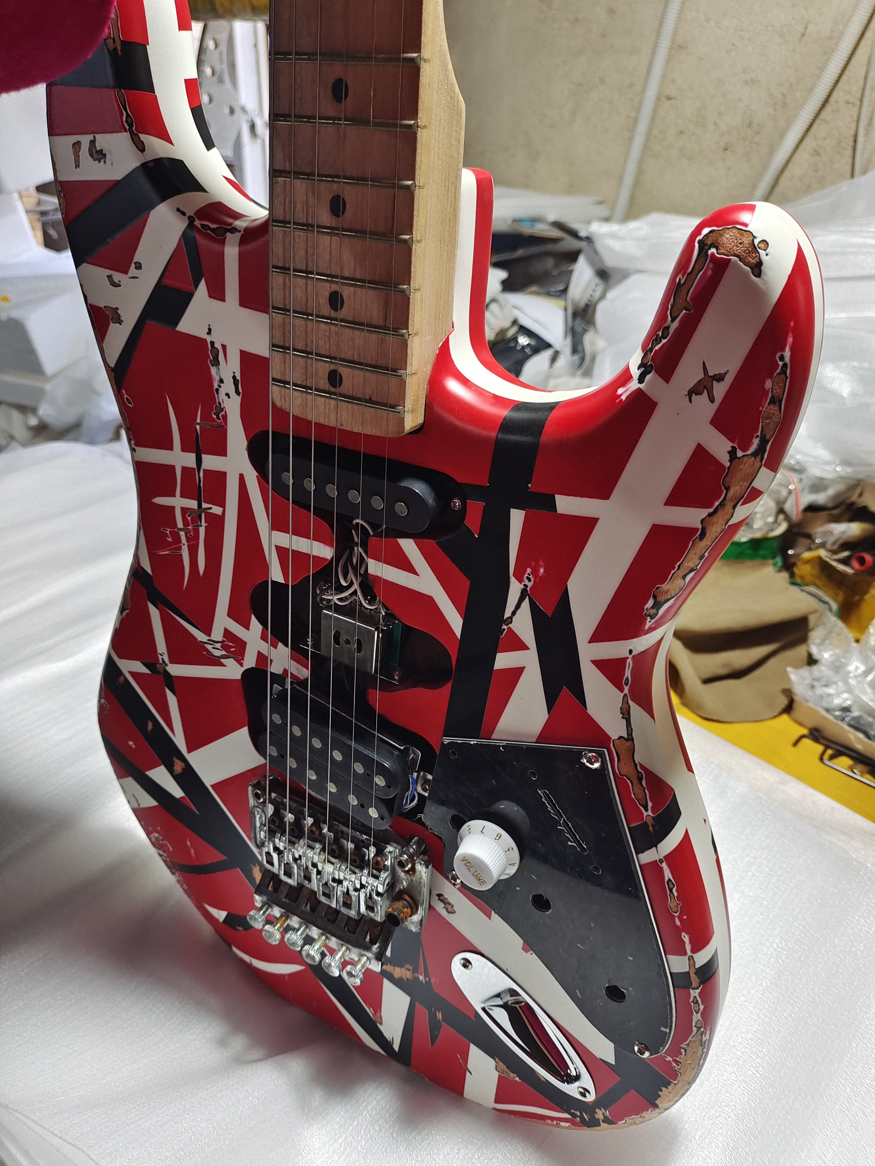5150 electric guitar Edward Eddie Van Halen Heavy Relic Red Franken Electric Guitar Black White Stripes ST Shape Maple Neck Alder body Floyd Rose
5150 electric guitar Edward Eddie Van Halen Heavy Relic Red Franken Electric Guitar Black White Stripes ST Shape Maple Neck Alder body Floyd Rose