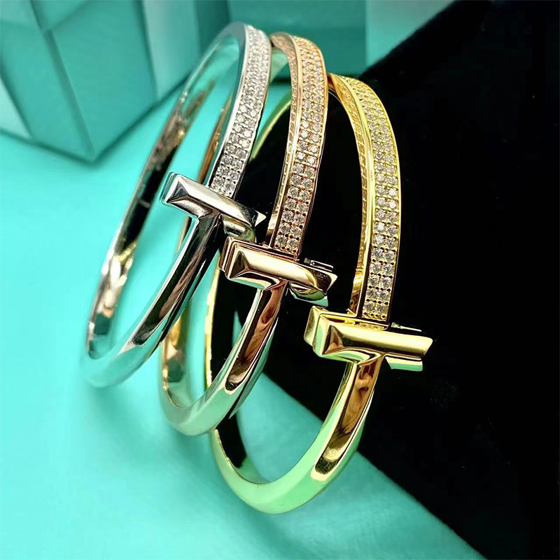 2023 New Luxury Crystal Double T Cuff Bracelet Women's Half Set Diamond Charm Wide Bracelet High Quality Designer Bracelet
2023 New Luxury Crystal Double T Cuff Bracelet Women's Half Set Diamond Charm Wide Bracelet High Quality Designer Bracelet