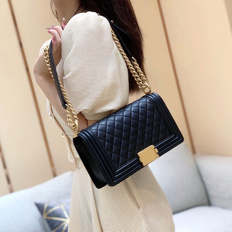 Designer Flap bag A67086 High-End Handbag Genuine leather Crossbody bag 25CM Delicate knockoff With Box YC010
Designer Flap bag A67086 High-End Handbag Genuine leather Crossbody bag 25CM Delicate knockoff With Box YC010