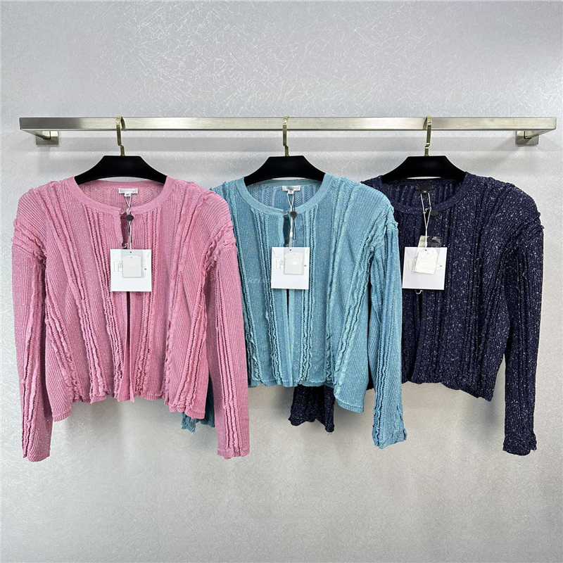 23ss FW Women Sweaters Knits Designer Tops With Letter Crystal Buttons Milan Runway Brand Designer Crop Top Shirt High End Stripe Elasticity Cardigan Jacket Outwear, Blue
23ss FW Women Sweaters Knits Designer Tops With Letter Crystal Buttons Milan Runway Brand Designer Crop Top Shirt High End Stripe Elasticity Cardigan Jacket Outwear, Blue