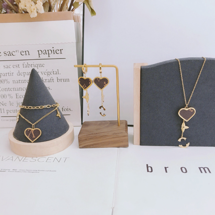 Romantic Women Necklace Earrings Set Pearl Diamond Steel Earrings 18k Gilded Brand Girls Gift Necklace Valentine's Day Jewelry Bracelet Letter with Box, X145-earring
Romantic Women Necklace Earrings Set Pearl Diamond Steel Earrings 18k Gilded Brand Girls Gift Necklace Valentine's Day Jewelry Bracelet Letter with Box, X145-earring