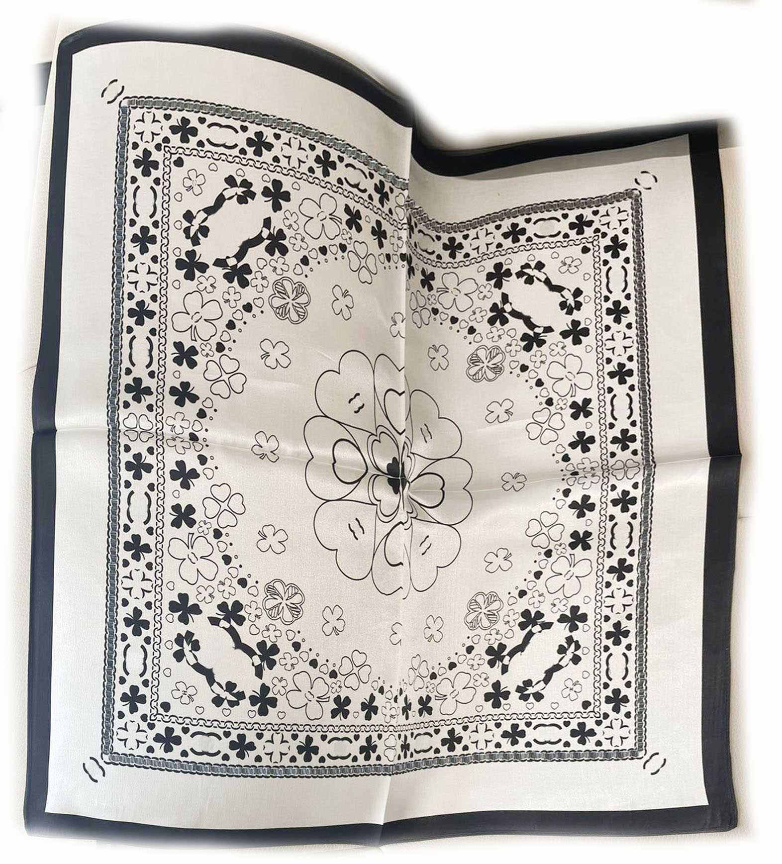 High-end Brand Silk Square Scarf Fashion Animal Seasons Girl Shawl Exquisite Symmetrical letter Design Lovers Gift New Style Counter Headband Accessories 53x53
High-end Brand Silk Square Scarf Fashion Animal Seasons Girl Shawl Exquisite Symmetrical letter Design Lovers Gift New Style Counter Headband Accessories 53x53