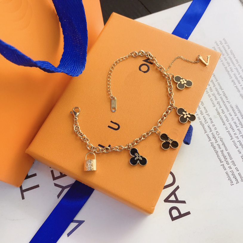 Springtime Romantic Flower Chains Bracelet 18K Gold Bracelet Girl Love Lock Bracelet Designer Jewelry Gift Wedding Travel Accessories Black Letter Bangle With Box
Springtime Romantic Flower Chains Bracelet 18K Gold Bracelet Girl Love Lock Bracelet Designer Jewelry Gift Wedding Travel Accessories Black Letter Bangle With Box