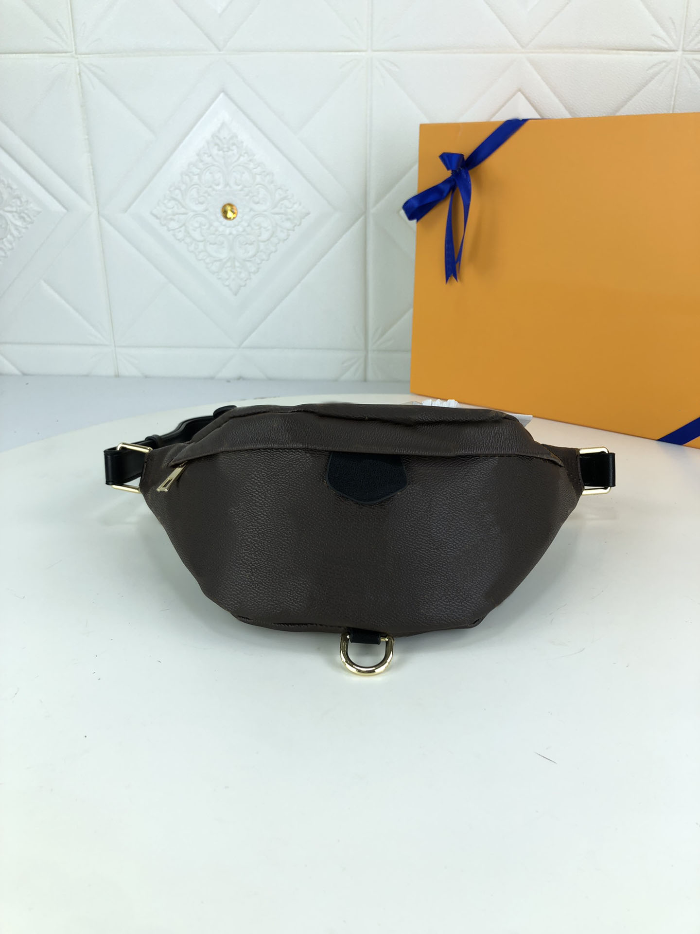 Bumbag Cross Body Waist Bags Temperament Bumbags Fanny Pack Bum embossing flowers Famous soft leather Luxurys designers bags Serial Number Date Code DustBag 44812, Embossed black
Bumbag Cross Body Waist Bags Temperament Bumbags Fanny Pack Bum embossing flowers Famous soft leather Luxurys designers bags Serial Number Date Code DustBag 44812, Embossed black