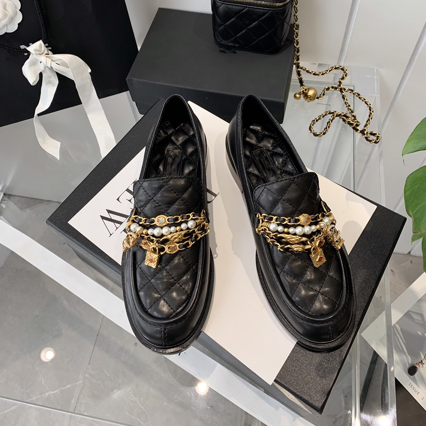 2023 spring summer designer Dress Shoe chan C branded Black white Loafers Women chain pearl flat casual shoes Leather Shoes sheepskin Sneakers Mules, Cnlzz3202
2023 spring summer designer Dress Shoe chan C branded Black white Loafers Women chain pearl flat casual shoes Leather Shoes sheepskin Sneakers Mules, Cnlzz3202