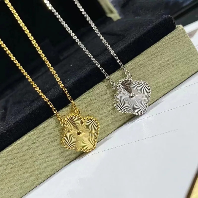 2023 Luxury VAN Clover Designer Bracelet Pearl 4 Leaf 18K Gold Laser Brand Bangle Charm Bracelets Necklace Earrings Diamond Wedding A
2023 Luxury VAN Clover Designer Bracelet Pearl 4 Leaf 18K Gold Laser Brand Bangle Charm Bracelets Necklace Earrings Diamond Wedding A