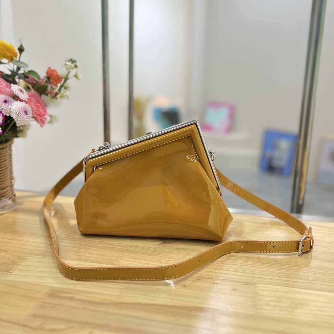 Women's Luxury Designer Bags Handbags Shoulder Crossbody Bag Tote 2023 New Fashion Texture Leather Multifunctional portable F Buckle bag Factory Direct Sales, 2 size 23x19x8cm
Women's Luxury Designer Bags Handbags Shoulder Crossbody Bag Tote 2023 New Fashion Texture Leather Multifunctional portable F Buckle bag Factory Direct Sales, 2 size 23x19x8cm