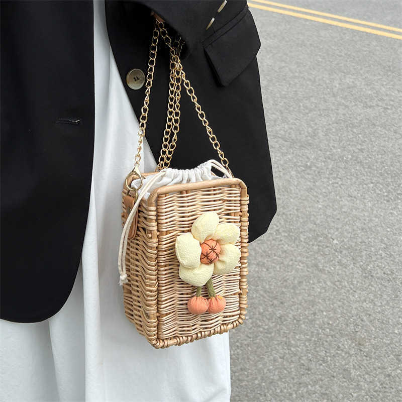 Beach Bags Summer Woven 2023 Sen Girls Fashion Splice Small Flower Westernized Ins One Shoulder Chain 230327