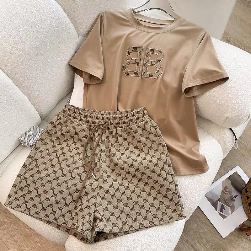 high-quality Womens Tracksuits cotton girls womens two-piece short sleeve fashion T-shirt letter embroidery design sense of niche suit set women 2023 summer, Khaki
high-quality Womens Tracksuits cotton girls womens two-piece short sleeve fashion T-shirt letter embroidery design sense of niche suit set women 2023 summer, Khaki