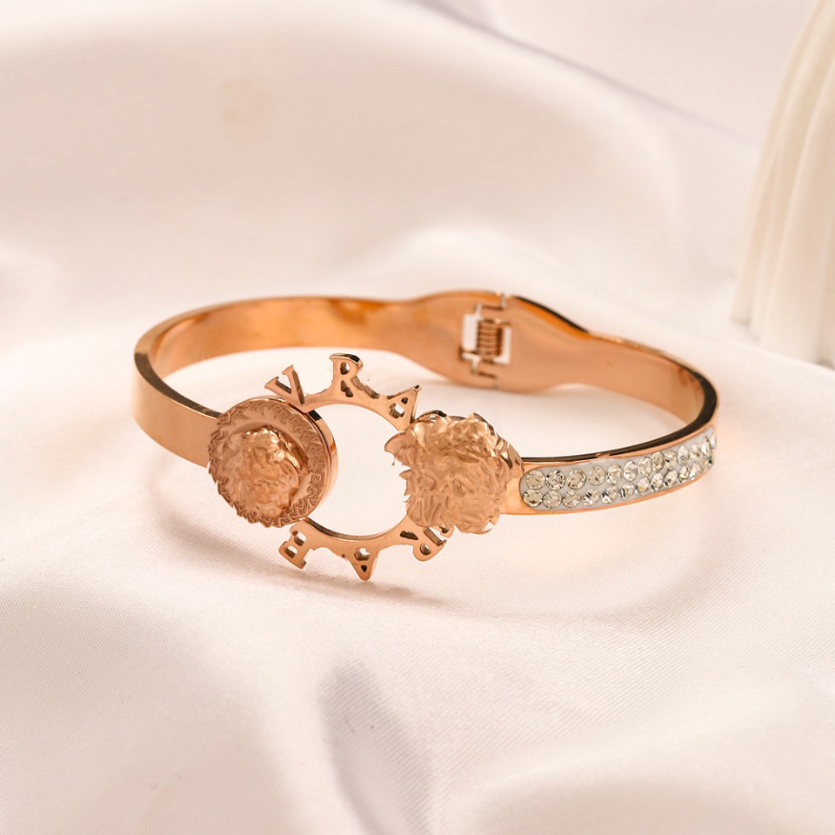 Luxury Women Bracelets Brand Logo Bracelet 18 Gold 925 Silver Bracelet Retro Design Jewelry Gift Wedding Party springtime Travel Accessories, Zg2237-gold
Luxury Women Bracelets Brand Logo Bracelet 18 Gold 925 Silver Bracelet Retro Design Jewelry Gift Wedding Party springtime Travel Accessories, Zg2237-gold