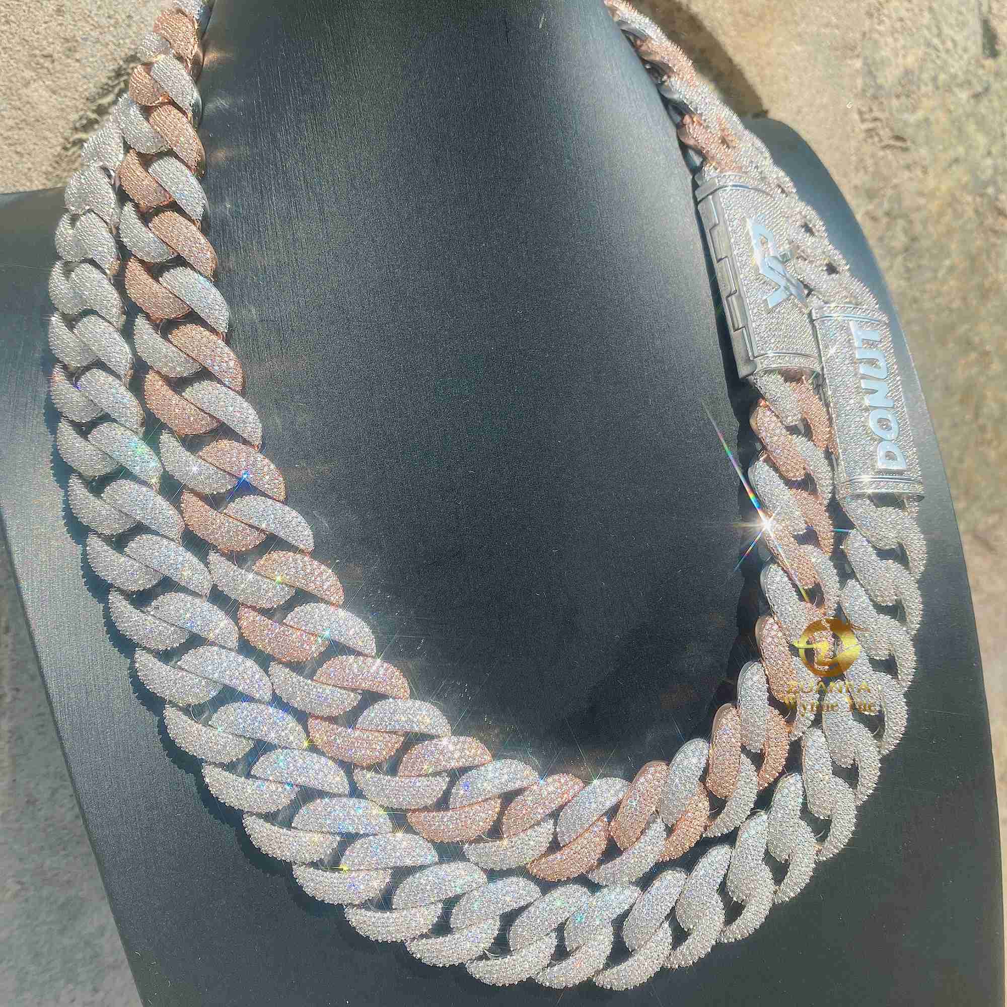 Fresh Bussdown 20mm 4 Row Iced Out Falwless Moissanite Diamond Miami Cuban Link Chain
Fresh Bussdown 20mm 4 Row Iced Out Falwless Moissanite Diamond Miami Cuban Link Chain