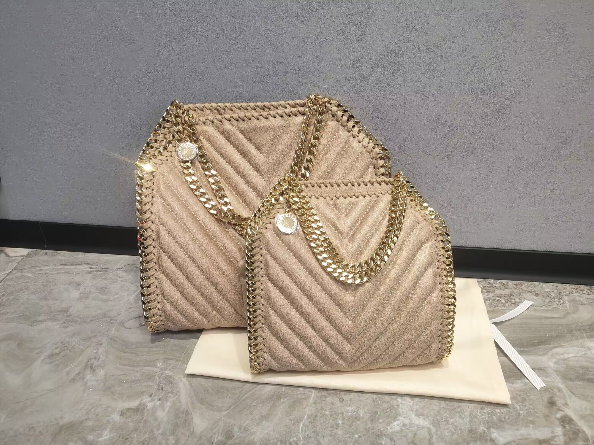 2023 New Fashion women Handbag Stella McCartney PVC high quality leather shopping bag V bags
2023 New Fashion women Handbag Stella McCartney PVC high quality leather shopping bag V bags