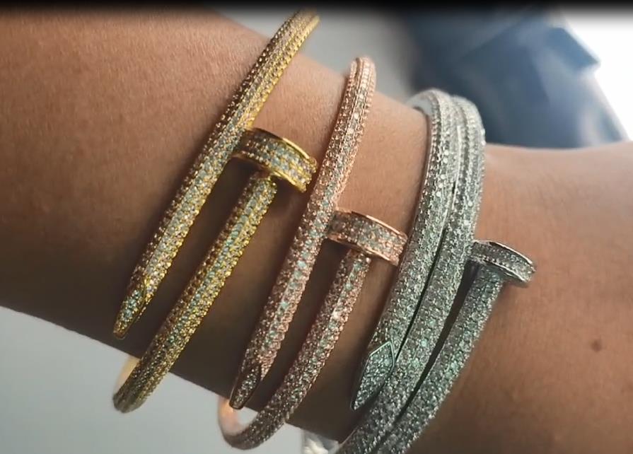 High end luxury gold cuff tennis nail bangle bracelet diamonds link chain Designer for Women men couple fashion designer Wedding Party Thanksgiving Valentine gifts
High end luxury gold cuff tennis nail bangle bracelet diamonds link chain Designer for Women men couple fashion designer Wedding Party Thanksgiving Valentine gifts
