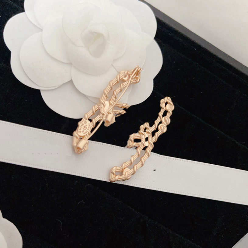 Womens Love Brooch Designer Pearl Brooch Romantic Girl Diamond Pins Brooch 18k Gold Exquisite Design Spring Jewelry Gift Wedding Party with Box
Womens Love Brooch Designer Pearl Brooch Romantic Girl Diamond Pins Brooch 18k Gold Exquisite Design Spring Jewelry Gift Wedding Party with Box