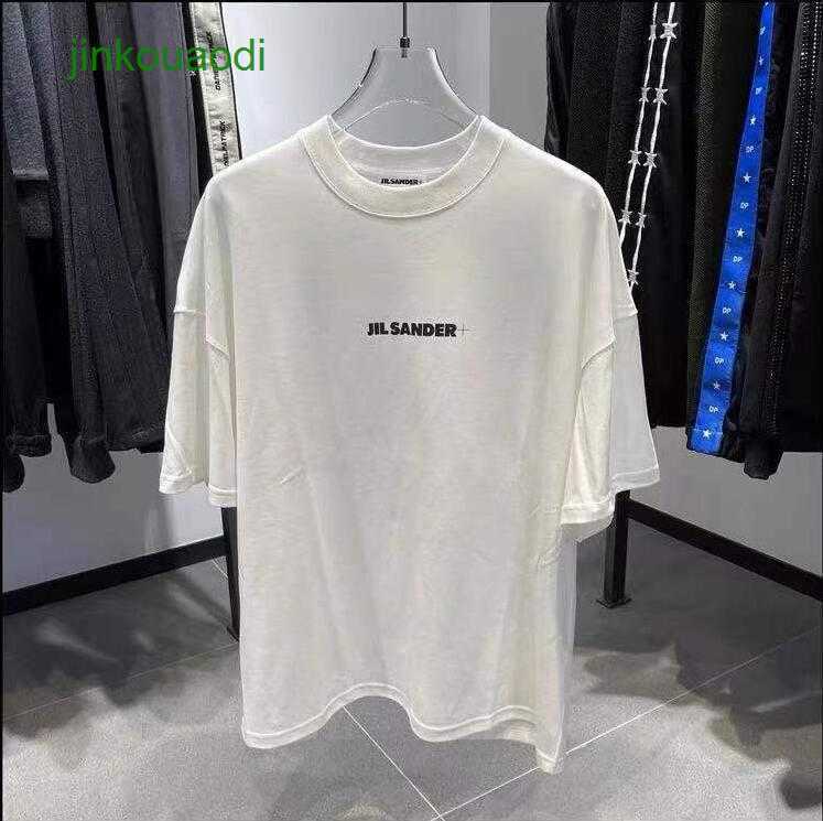 Jill Sanders 23ss Minimalist Sticker Logo Small Print Men' and Women' Loose Short Sleeve t Shirt, White
Jill Sanders 23ss Minimalist Sticker Logo Small Print Men' and Women' Loose Short Sleeve t Shirt, White