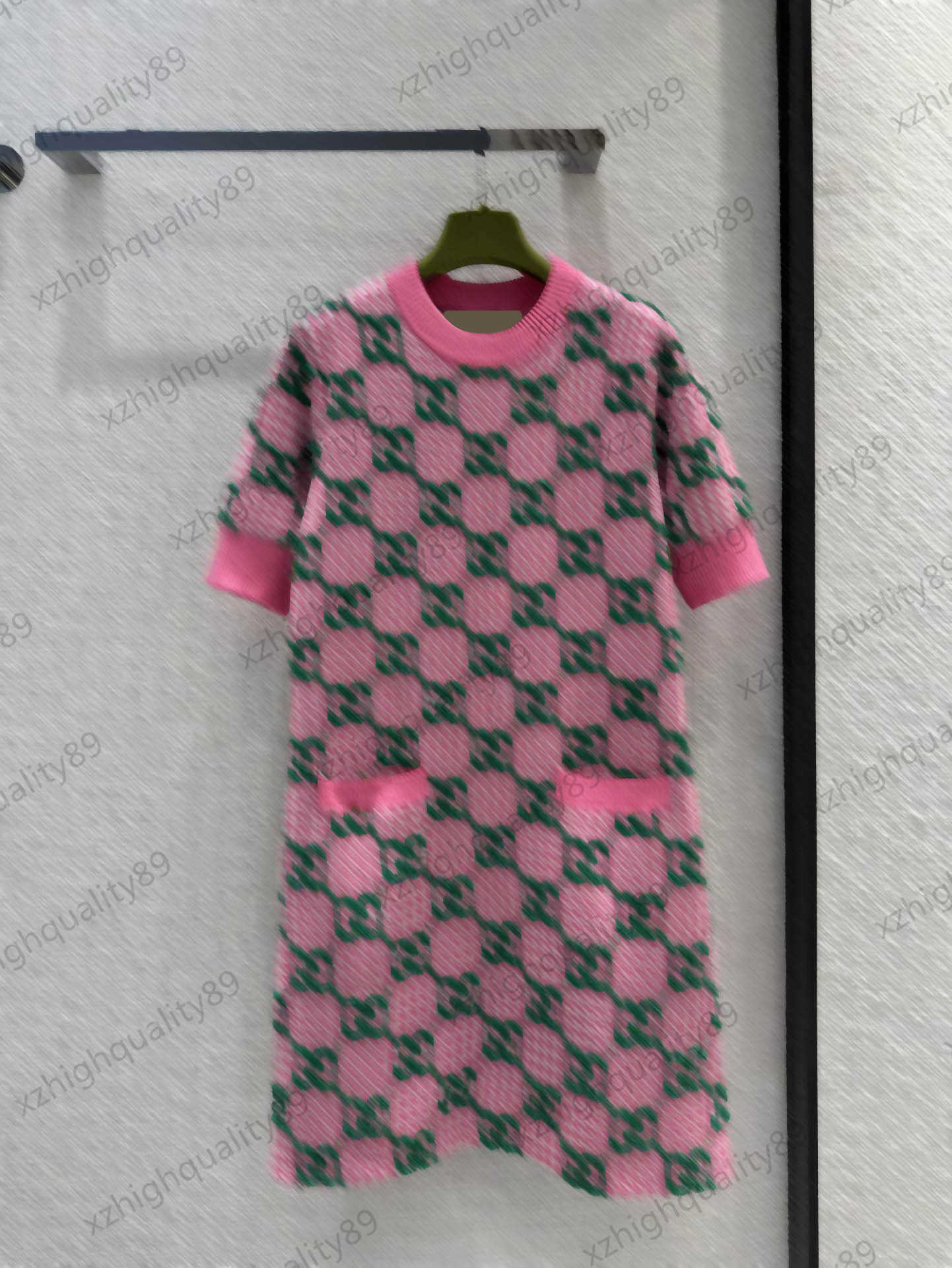 Pink Dress Brand Classic Logo Jacquard Plaid Short Sleeve Knitted Dress Imported Wool Yarn Simple Version Casual Style Temperament Maxiskit Dress For Women
Pink Dress Brand Classic Logo Jacquard Plaid Short Sleeve Knitted Dress Imported Wool Yarn Simple Version Casual Style Temperament Maxiskit Dress For Women