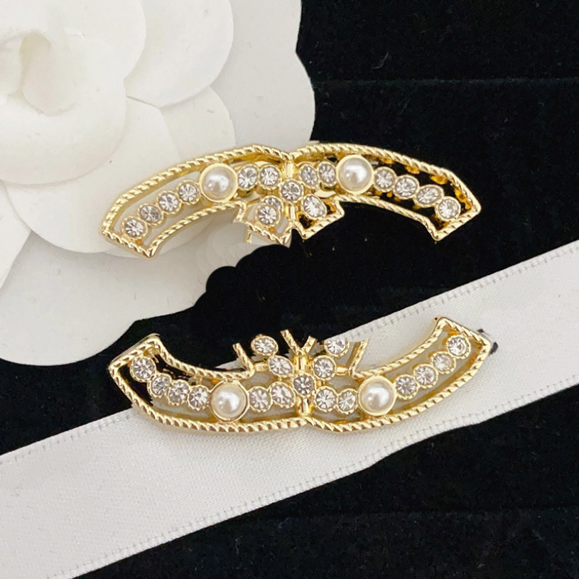 18k Gold Brooches Heart Logo Brooch Exquisite Spring Jewelry Pins Brooch Romantic Couples Gift Accessories European Brand Fashion Versatile
18k Gold Brooches Heart Logo Brooch Exquisite Spring Jewelry Pins Brooch Romantic Couples Gift Accessories European Brand Fashion Versatile