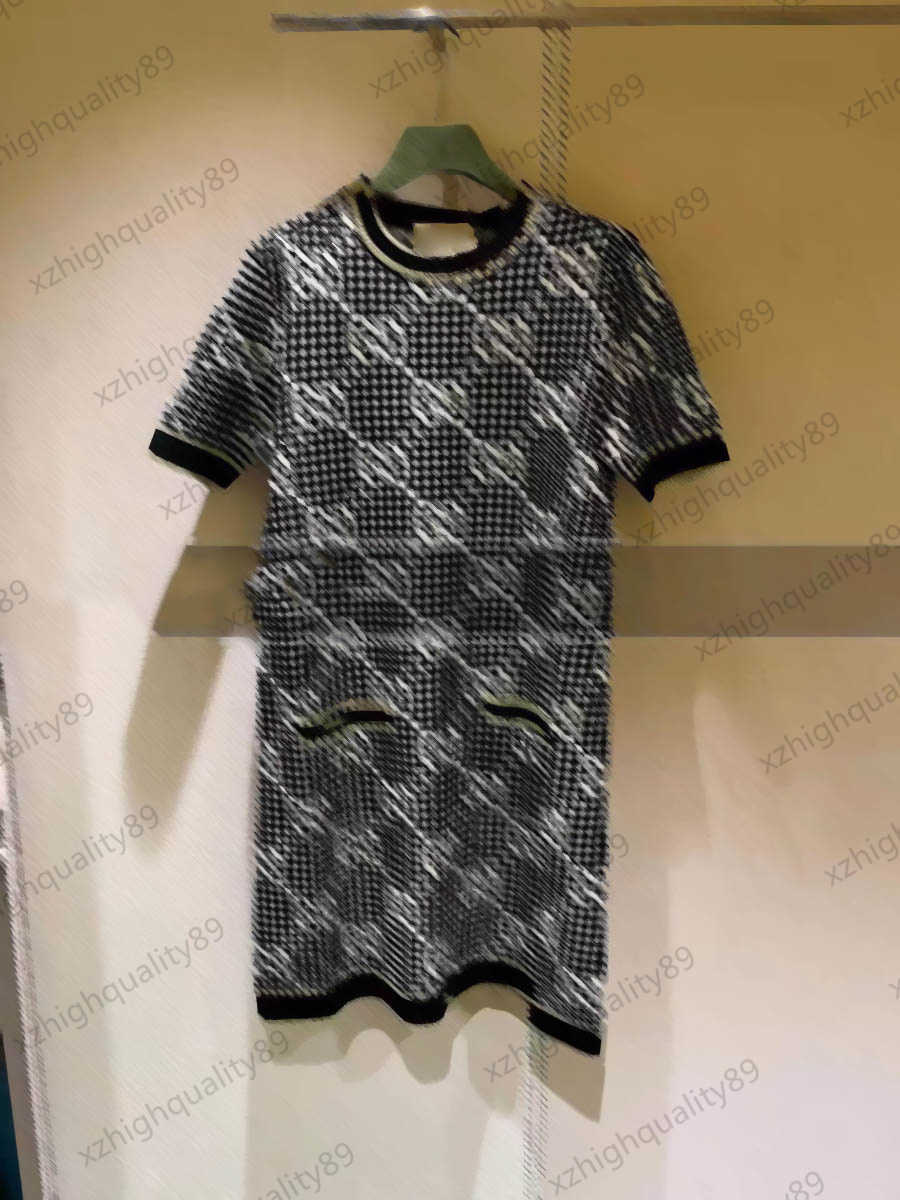Knitted Dress Metal Border Ringer Logo Jacquard Short Sleeve Dress Round Neck Gold Buckle Decoration Slim Version Fashion Slimming Maxiskit Womens Dresses